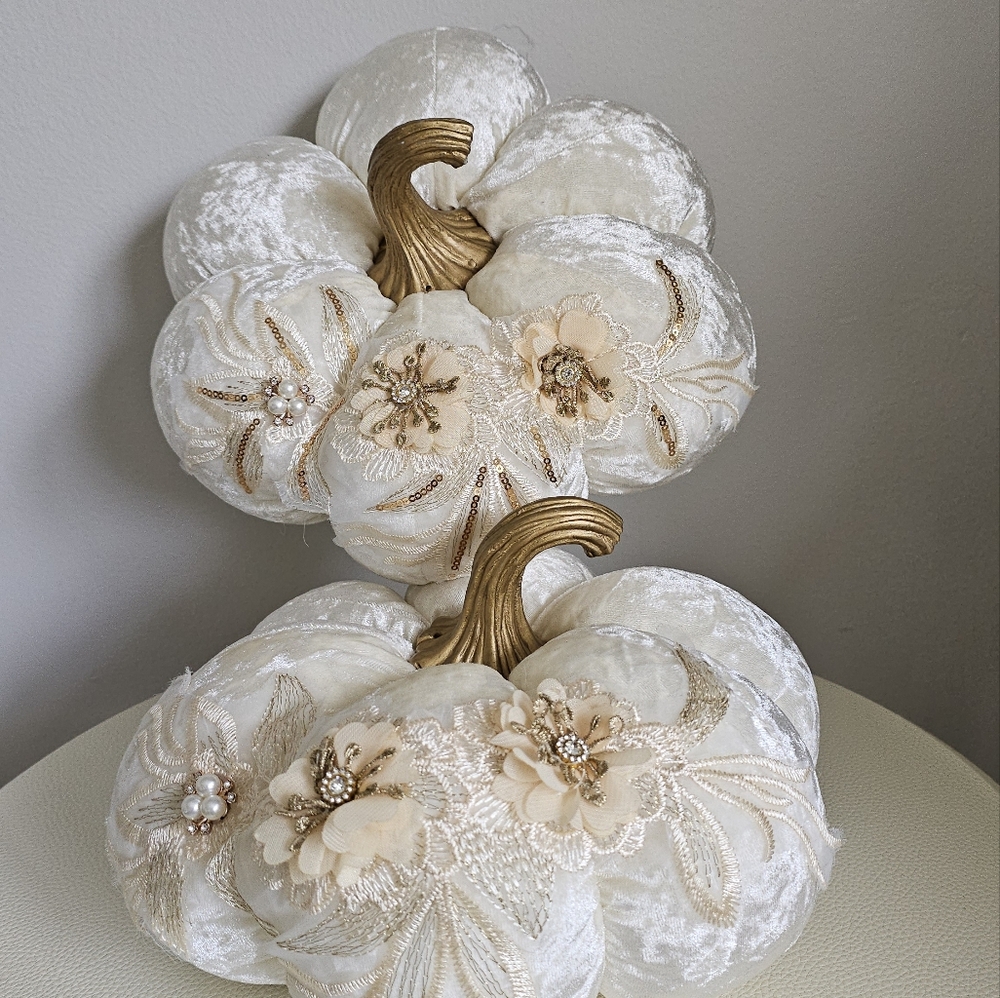 Set of two pumpkins